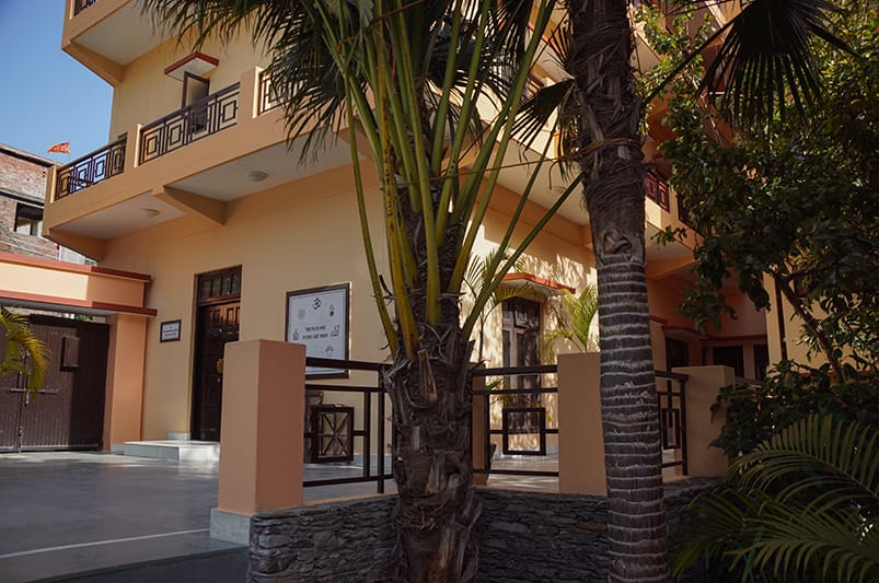 Ajatananda-Ashram-inner-yard-800